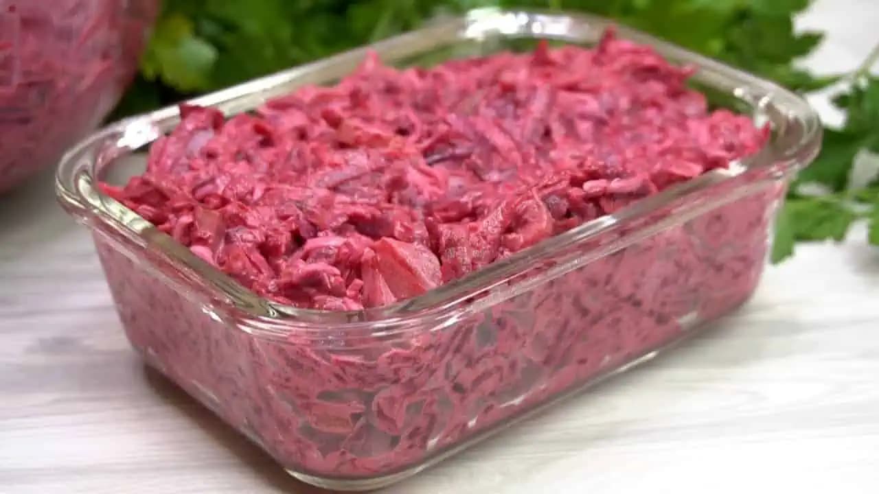 Ruský cviklový šalát s fantastickou zálievkou: Dávam ho k rezňom aj na večeru s pečivom – perfektná chuť!