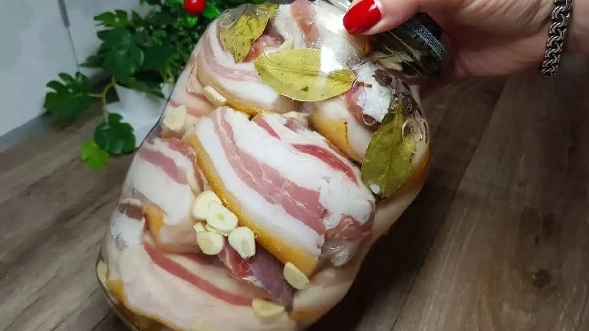 Slanina v pohári s cesnakom, bobkovým listom – v malom množstve je to liek!