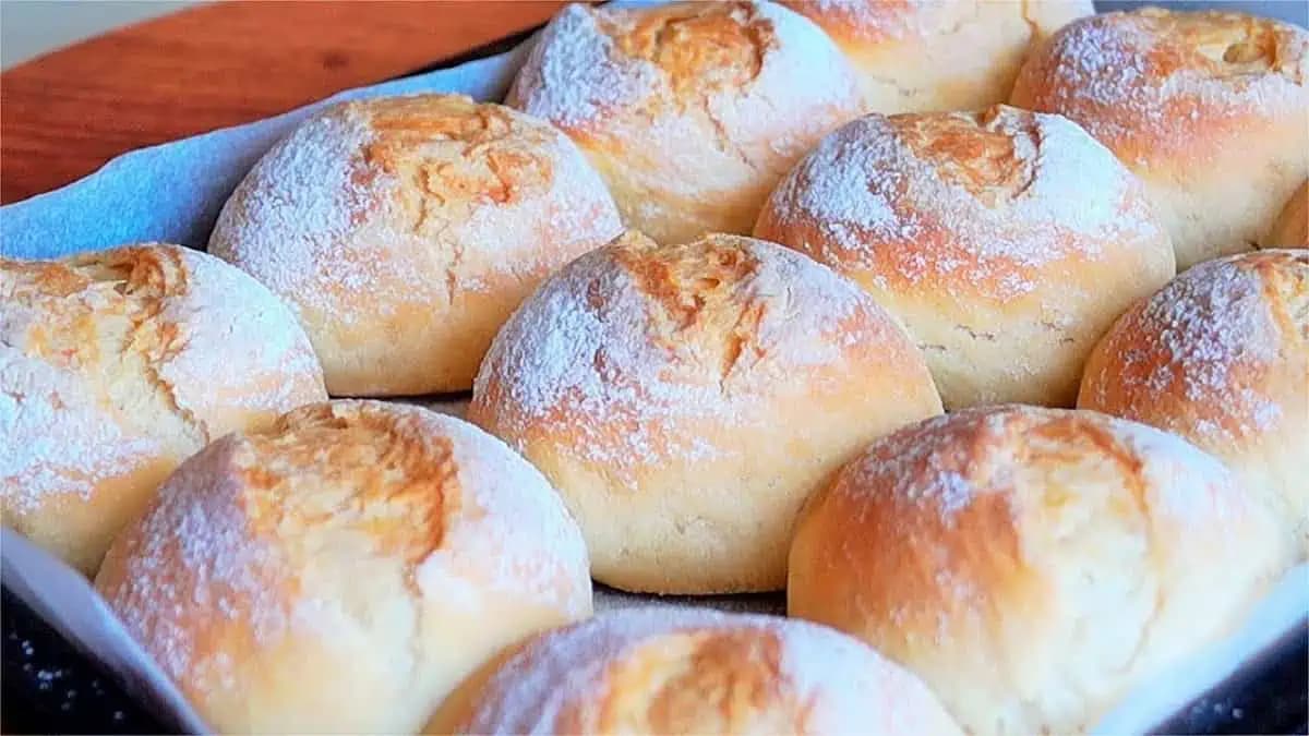 Domáce chrumkavé žemle – hrnčekový recept: Výborné pečivo ako z pekárne, stokrát lepšie ako gumové rožky zo supermarketu!