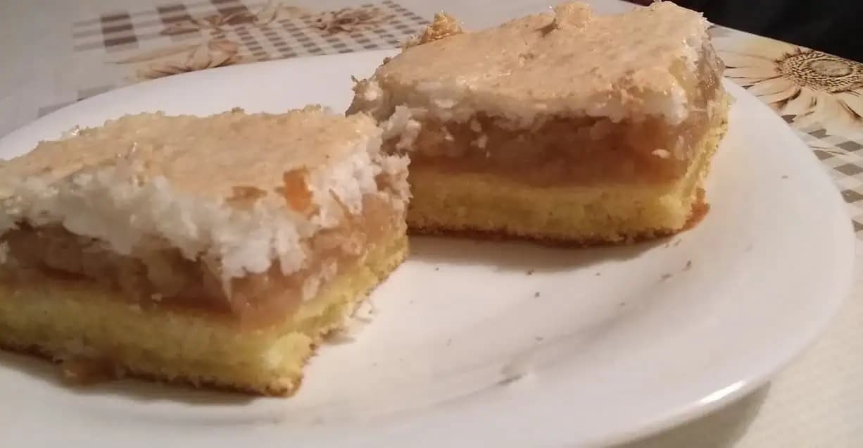 Veľmi šťavnatý jablkový koláč s orechmi a penou: Lepší koláč nenájdete, hit celej sezóny!