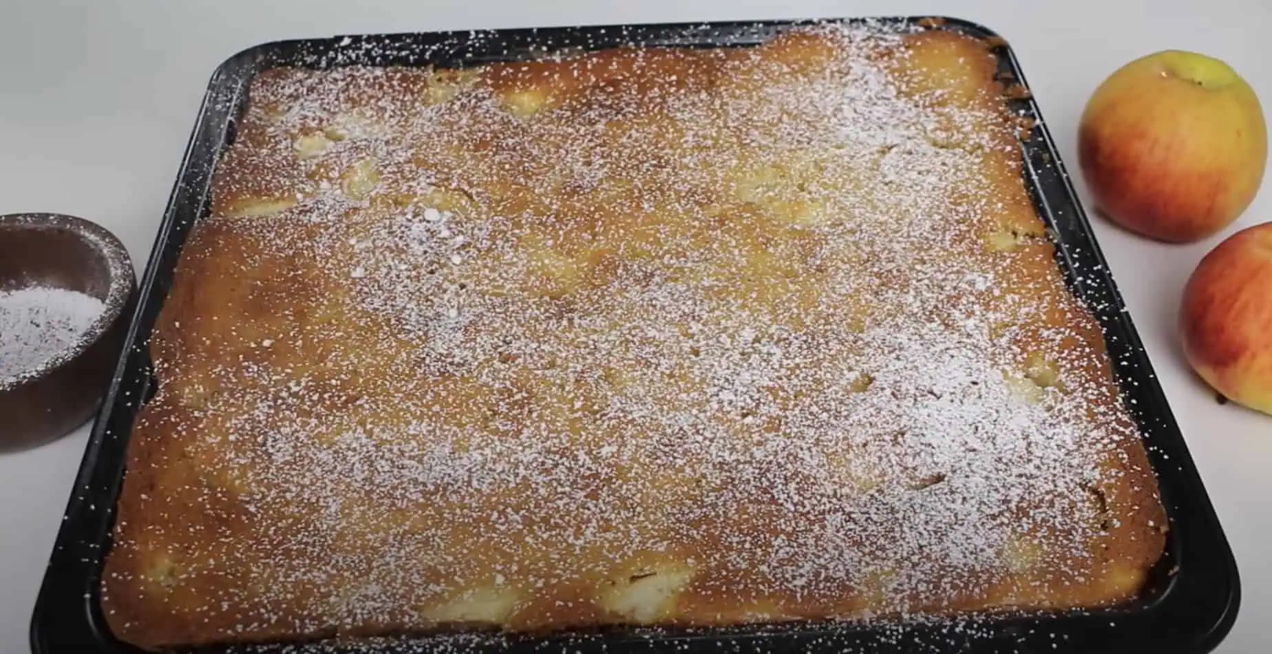 Šťavnatý jablkový koláč s kyslou smotanou: Žiadna robota a výsledok fantastický – najlepší jablkáč pod slnkom!