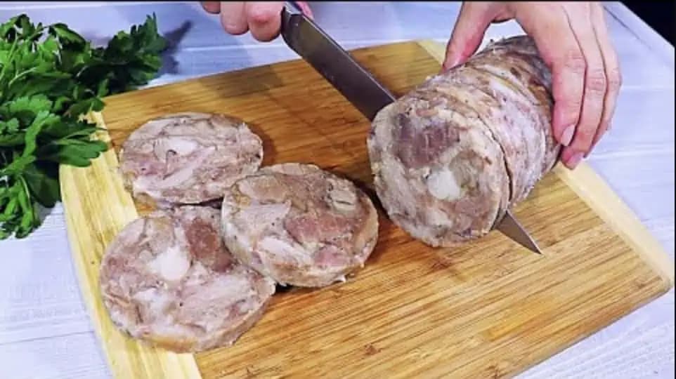 Mäso som len uvarila s korením a dala do obyčajnej plastovej fľaše: Všetci sa ma pýtali, kde som tú pochúťku kúpila – najlepší recept!