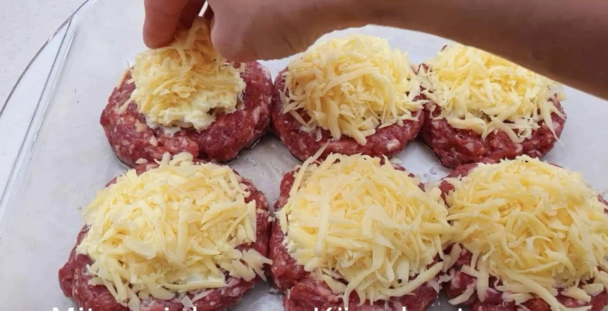 Mäsové komíny: Potrebujete 500 g mletého mäsa, 3 lyžice smotany, cibuľu, syr a vajíčko!