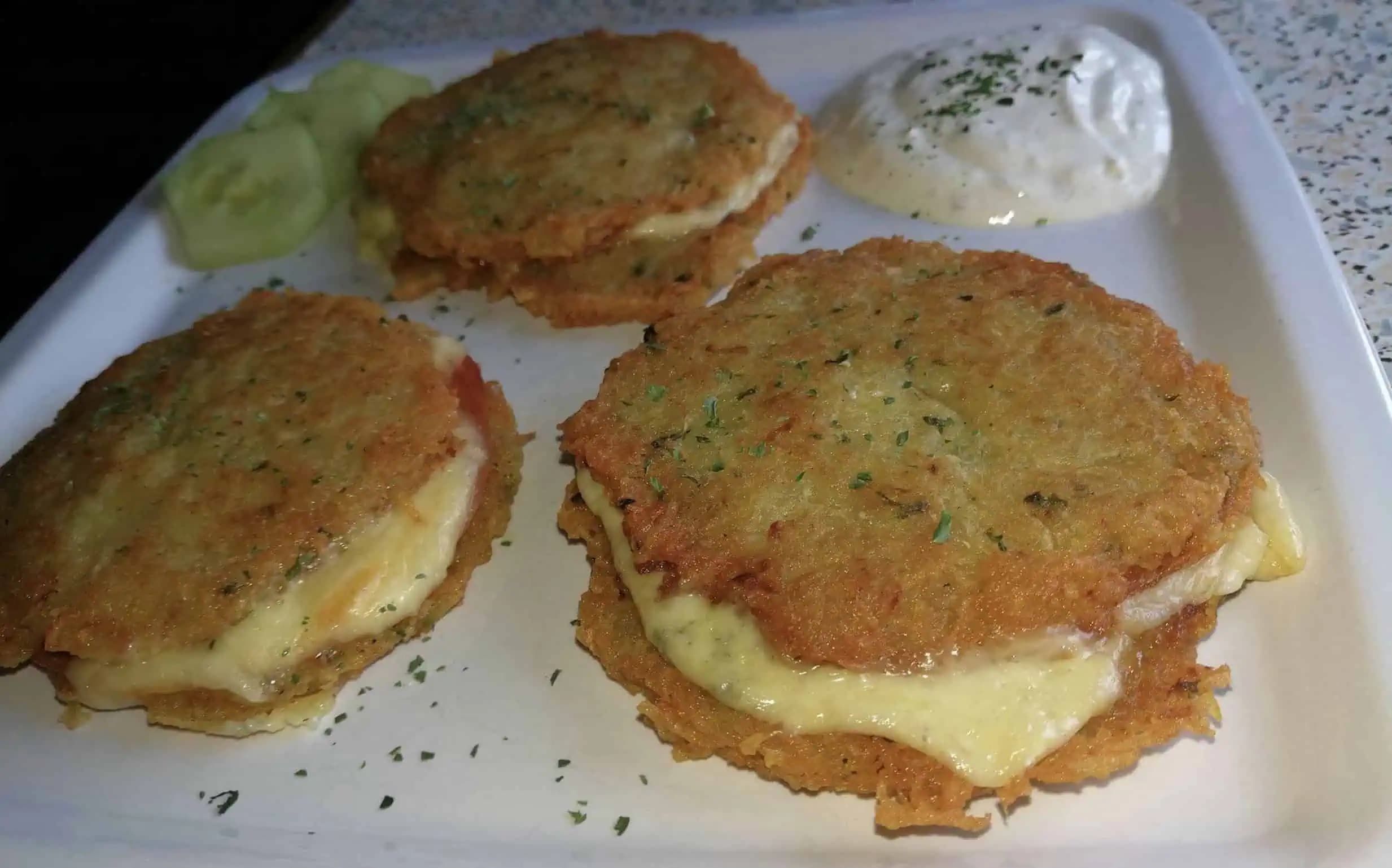 BEZ MÚKY a VAJEC: Chrumkavé zemiakové placky plnené šunkou a syrom. Najjednoduchší recept!