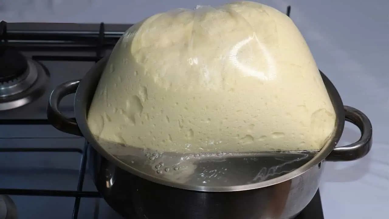 Domáce pečivo, ktoré nekysne viac ako 10 minút: Vďaka tomuto unikátnemu spôsobu prípravy budete mať na stole vždy čerstvé pečivo!