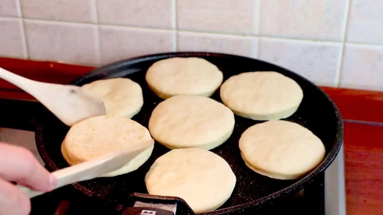 10-minútové chlebové placky: Neutekajte po chlieb do obchodu a upečte si za pár minút túto skvelú náhradu!