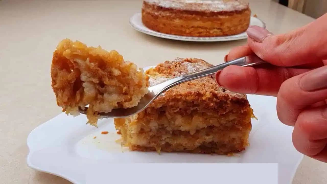 Rýchly recept na šťavnatý jablkový koláč bez vajec: 5 jabĺk a 3 šálky!