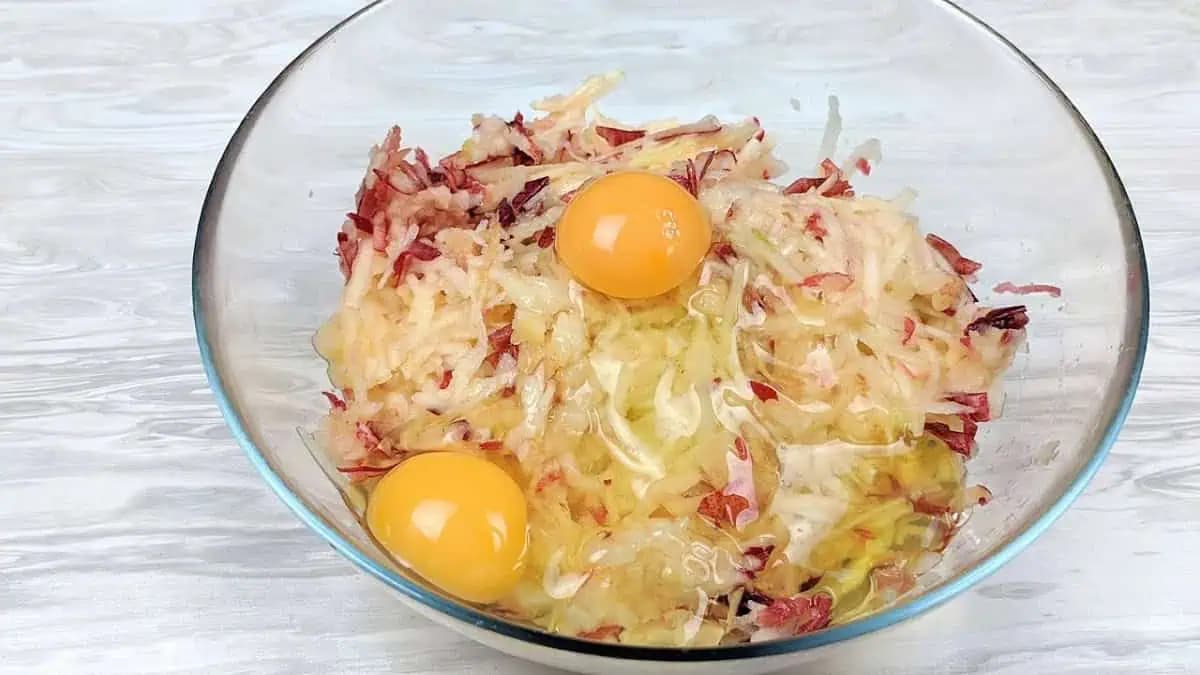 Pridajte k nastrúhaným jablkám 2 vajíčka, trochu múky a cukru: Vznikne vám táto fantastická voňavá pochúťka!