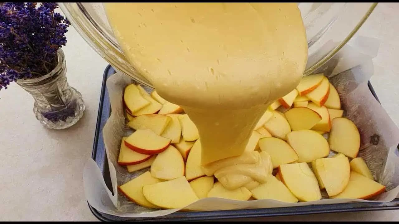 Bezkonkurenčný jablkový koláč s pudingovým krémom: Rýchla maškrta z 1 jablka a pár základných surovín!