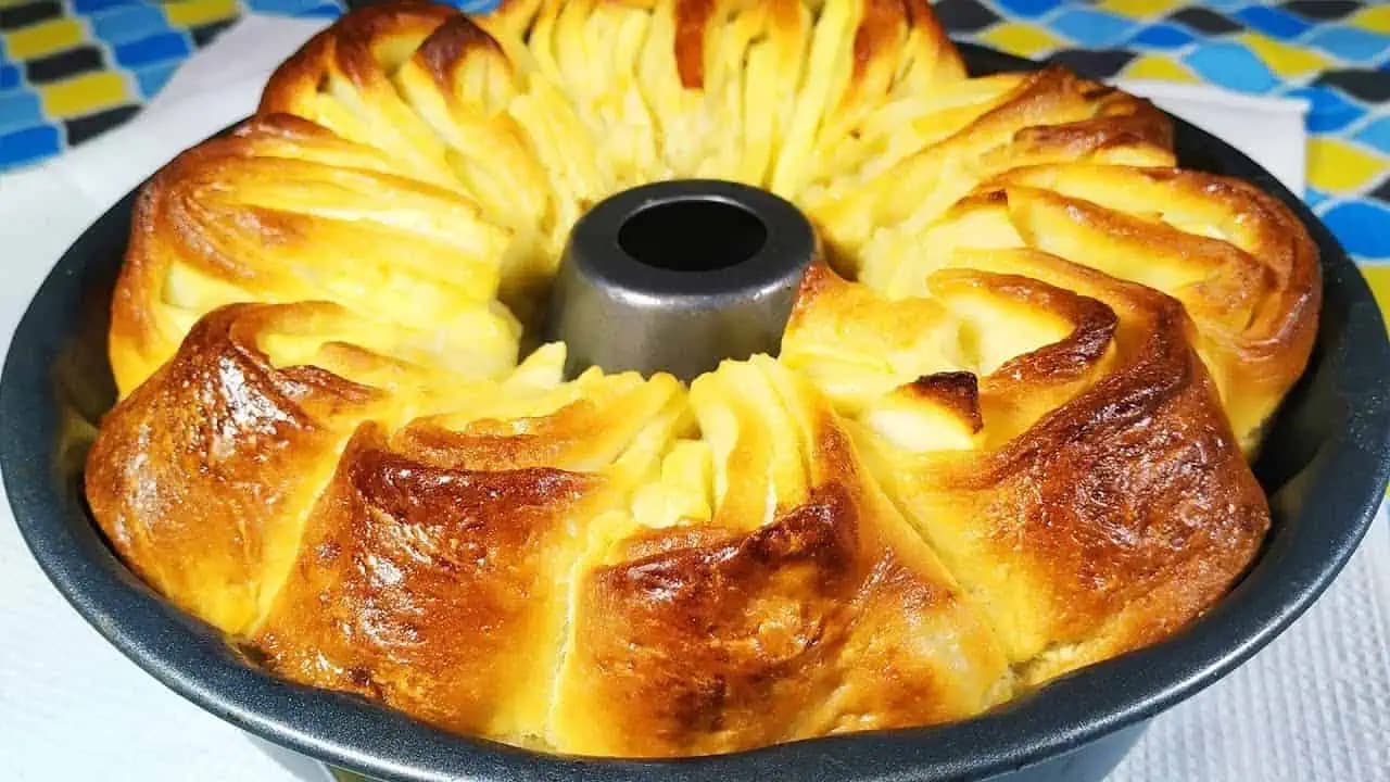 Extrémne chutný jablkový koláč z bábovkovej formy: Tento recept okamžite ukladám medzi obľúbené!