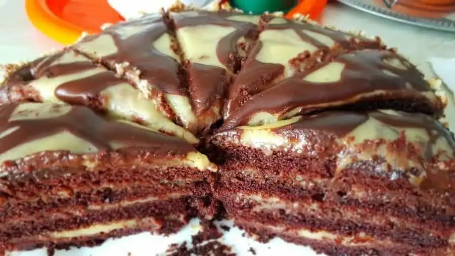 Fantastický dvojfarebný dezert: Pomarančový krém s kakaovou polevou tvoria spolu s jemným cestom dokonalú chuť!