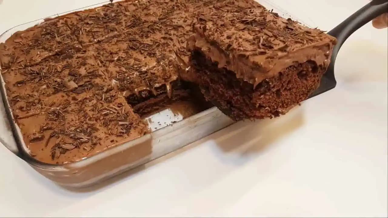 Jablkové tornádo s čokoládou a kyslou smotanou: Šťavnatý recept z hrnčeka, ktorý si zamilujete!