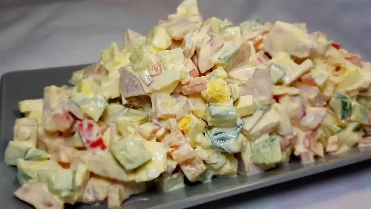 Bombastický pestrý šalát s kukuricou a kyslou smotanou – za 15 minút hotový: Prudko jedlý, ideálna rýchla večera!