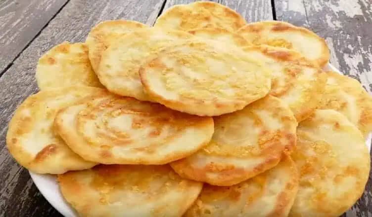 Recept na tieto chrumkavé syrové placky mám od mojej sestry a sú neskutočné: Robím ich aj namiesto chlebíčkov!