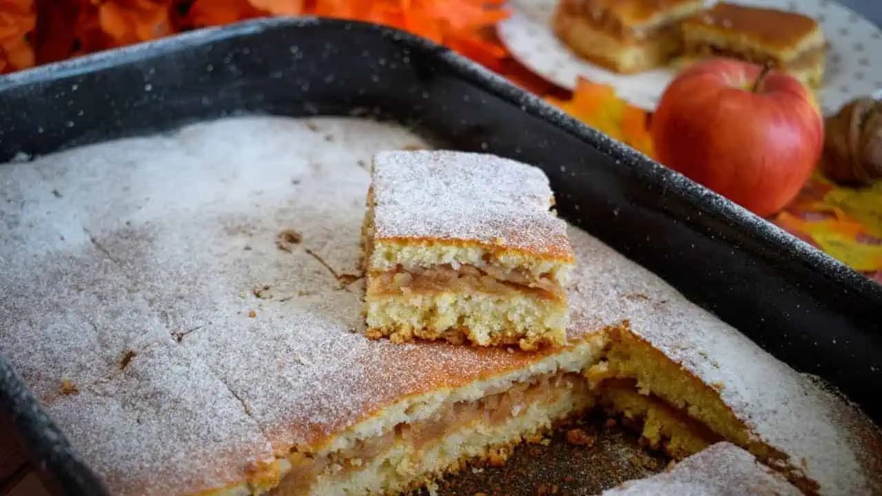 Jablková štrúdľa lenivej ženy: Jeden úžasný a šťavnatý koláč – jablká nastrúhajte rovno na cesto a dajte piecť!