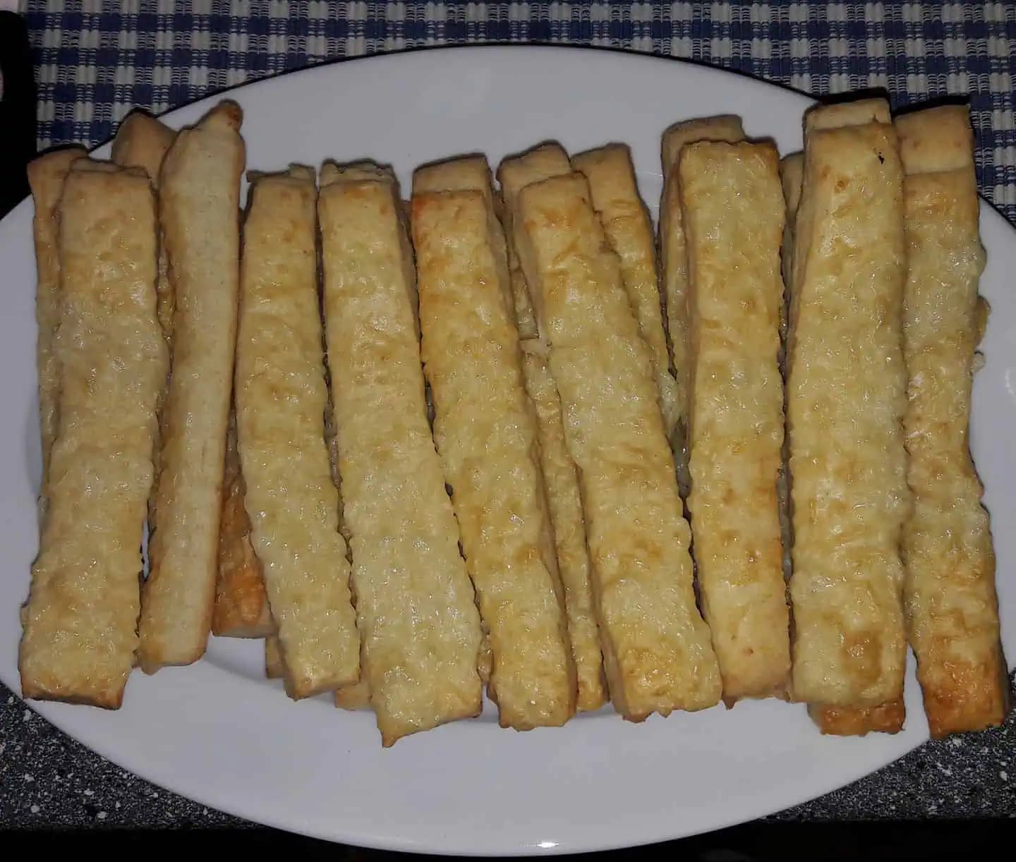 Expresné zemiakovo-syrové tyčinky: Nesmierne jednoduché občerstvenie, ktorému sa nedá odolať!