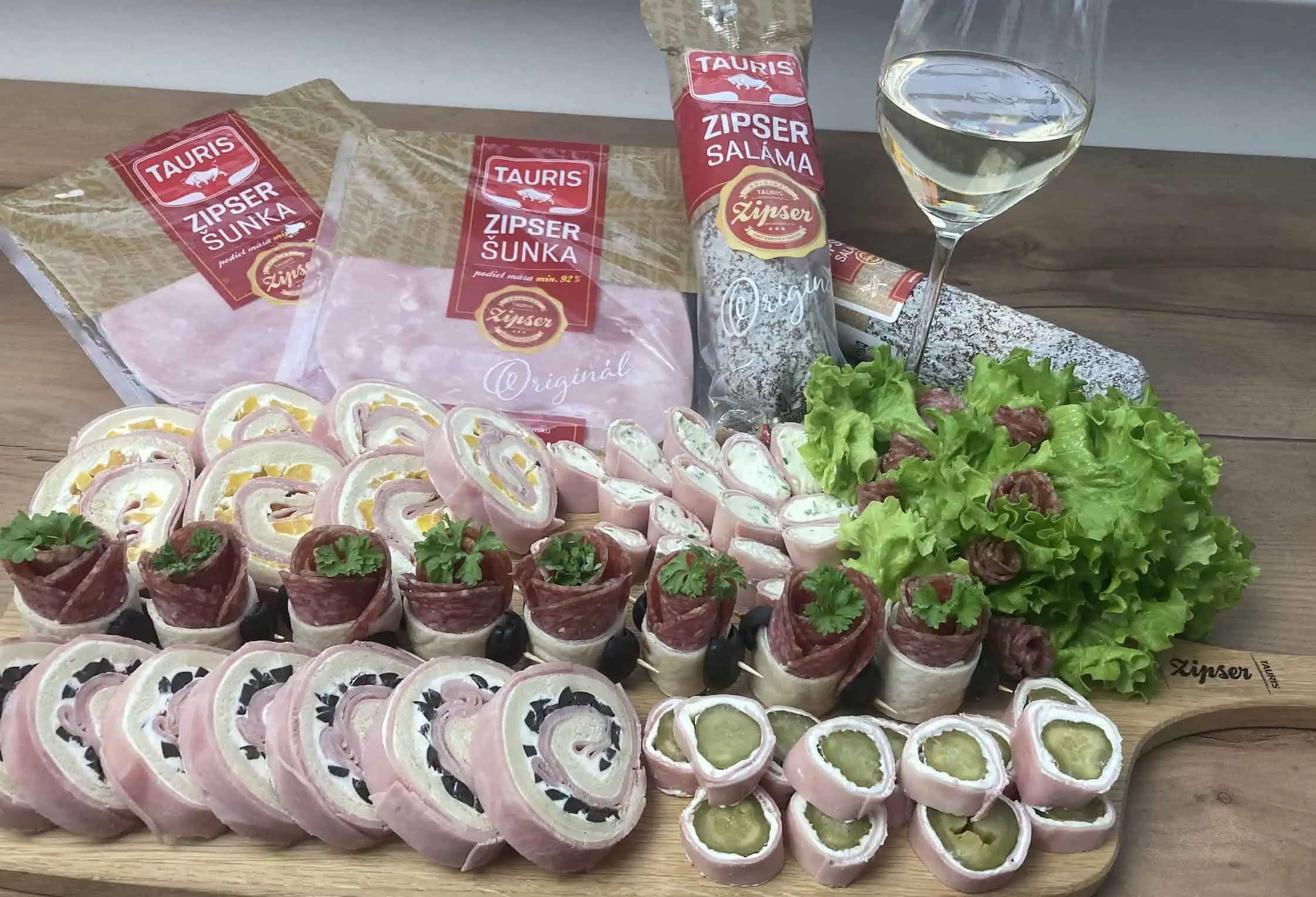 Zabudnite na obložené chlebíky a studené misy: Nový spôsob servírovania salámy ovládol internet