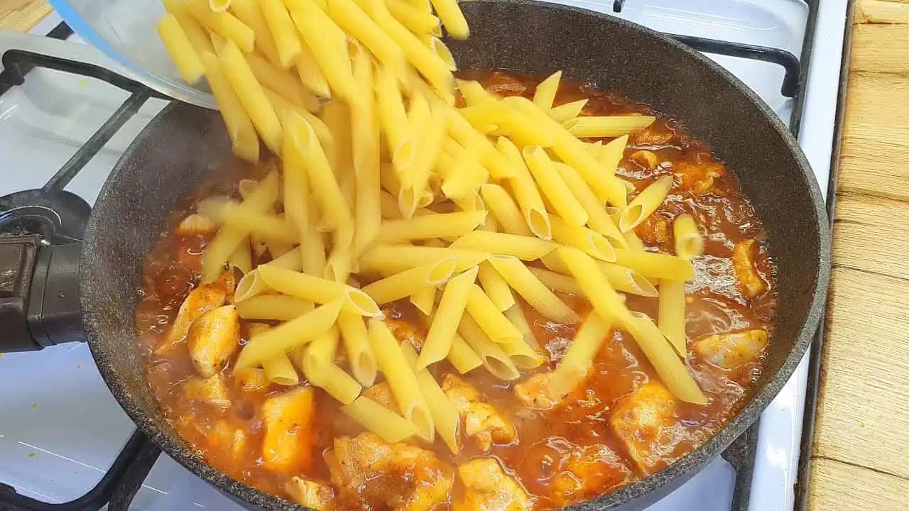 Cestoviny už nevarte zvlášť: Takto pripravíte všetko aj s omáčkou v jednej panvici, bez zbytočného špinavého riadu!