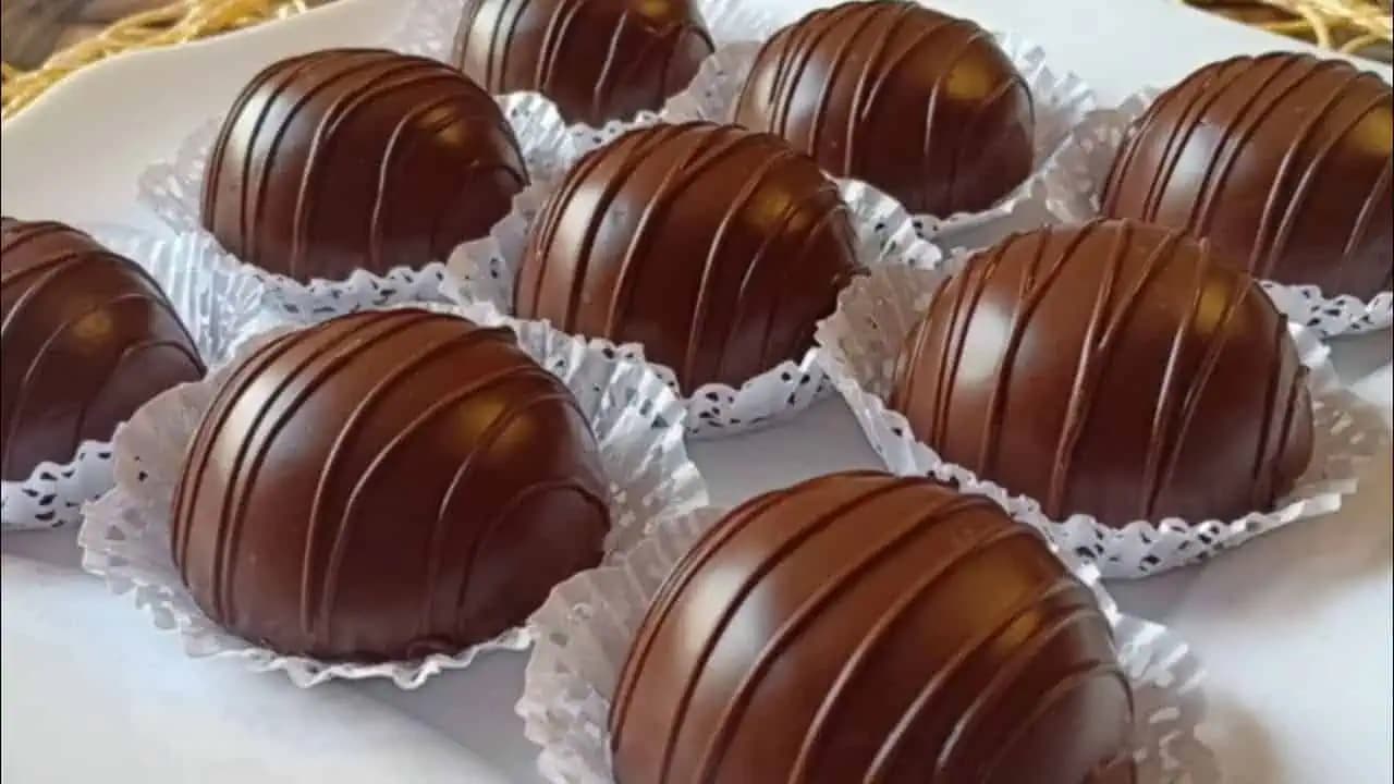 Hriešne dobré dvojfarebné bonbóny v čokoláde s nutellovým jadrom – NEPEČENÉ: Pripravte sa, že zmiznú z tácky raketovou rýchlosťou!