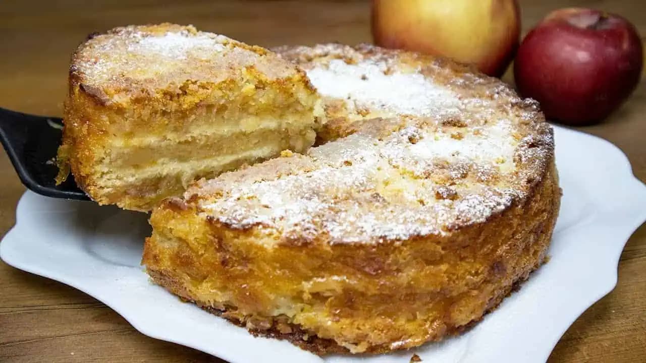 Lahodný jablkový koláč  na 3 ŠÁLKY! Neuveriteľne jednoduchý a ľahký – keď ochutnáte, zamilujete si ho!