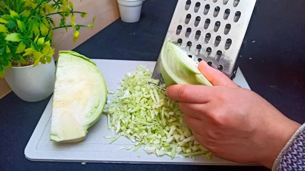 Z mletého mäsa nepripravujte len klasické fašírky: Tieto mäsovo-kapustové bomby so syrom, zapečené so zemiakovou kašou vás jednoducho dostanú!