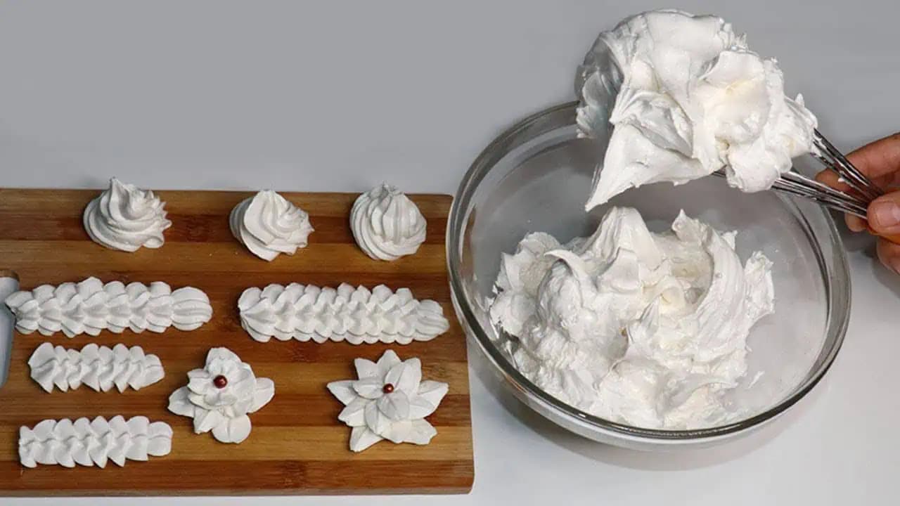 Úžasný bielkový krém na zdobenie všetkých vianočných koláčikov: Perfektne drží a pripravíte ho len z 2 surovín!