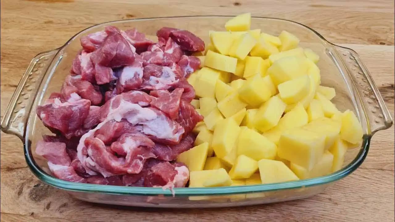 Luxusný mäsový pekáč so zemiakmi: Fajnové jedlo z jednej misy na bežný deň, aj na slávnostný stôl!