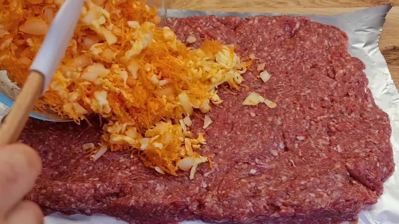 Roláda z mletého mäsa so zeleninovo-syrovou plnkou: Jednoduchý a chutný recept aj na slávnostný stôl!