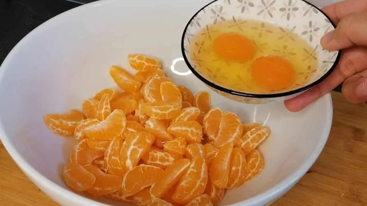 Nesmierne chutné kysnuté pečivo z bábovkovej formy: Cesto ako vatička a osviežujúca chuť pomarančov alebo mandarínok vytvoria naozaj úžasnú kombináciu!