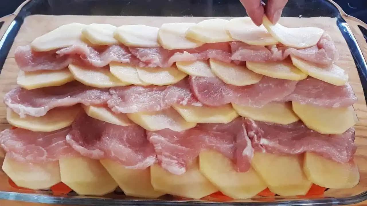 Bravčové plátky prekladané so zemiakmi a cibuľou: Výborný obed z jednej misy, pripravený za pár minút – stačí len upiecť!