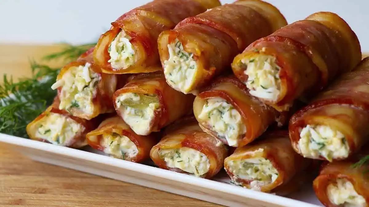 Kúpila som len alobal, plátky slaniny a vytvorila najchutnejšie RÝCHLE predjedlo: Slaninové rolky s náplňou!