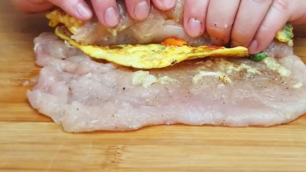 Šťavnatá kuracia roláda s báječnou plnkou: Keď ju dáte na stôl, všetkým sa budú zbiehať slinky!