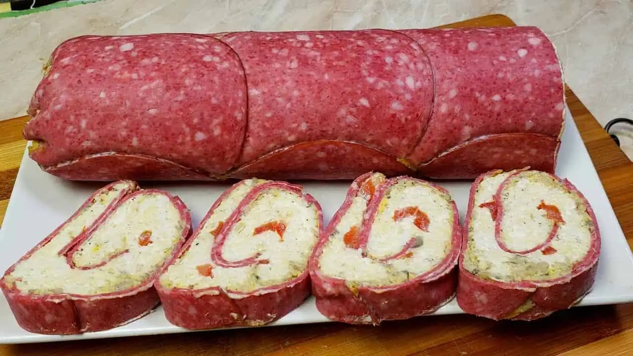 Vynikajúca salámová roláda takmer bez námahy: Len naukladáte, natriete, zrolujete, uložíte na noc do chladničky a už sa krája!