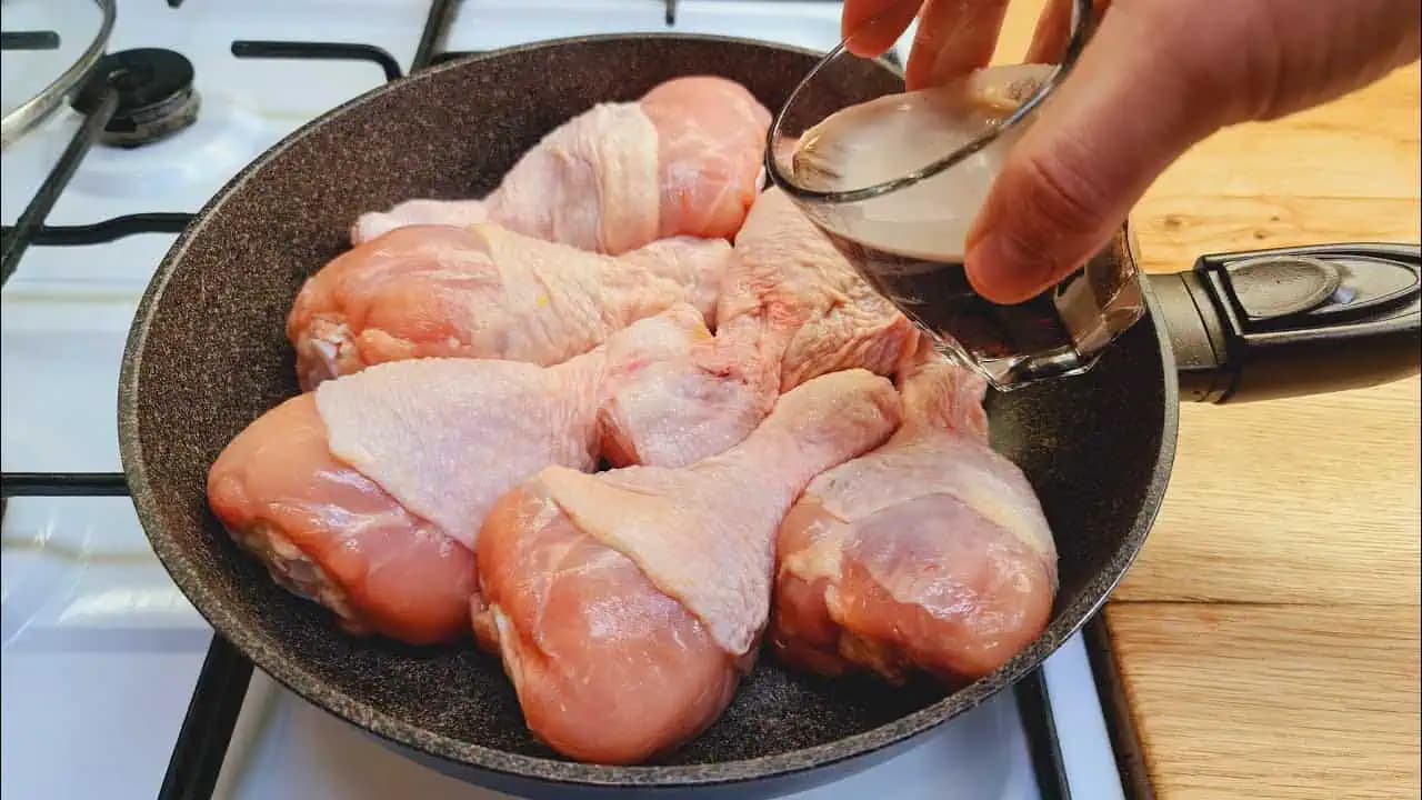 Lahodný a rýchly recept na KURACIE STEHIENKA za 10 minút: Stačí dať na panvicu, podliať a ide sa jesť!