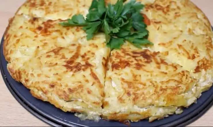 3 zemiaky, 3 vajcia a kúsok syra: Prečo som tento recept nepoznala skôr? Lacný a rýchly obed pre celú rodinu!