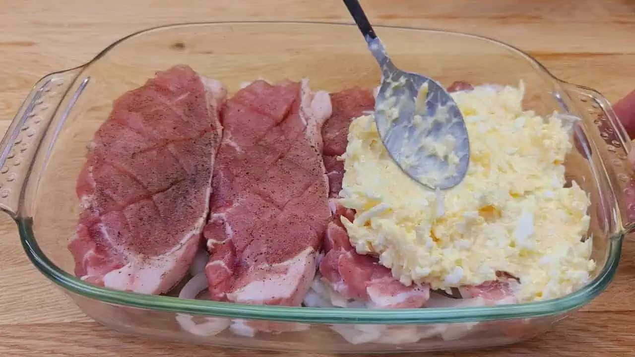 Len 10-minút práce a obed sa už pečie: Tieto chutné zapekané bravčové plátky budete zbožňovať!
