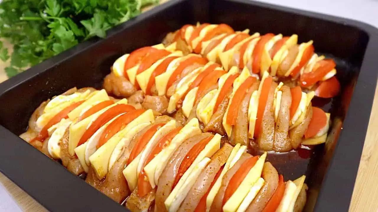 Prekladané kuracie prsia so syrom, šampiňónmi a paradajkami zapečené v rúre: Pripravte si ich dnes na tento spôsob a uvidíte, ako bude obed všetkým chutiť!