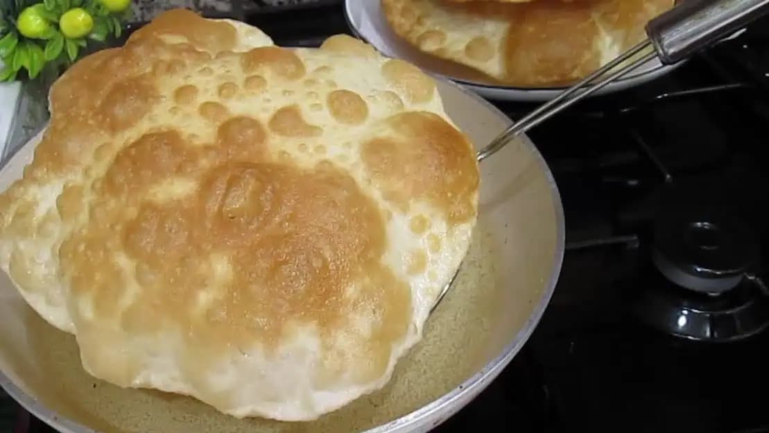 Nadýchané langoše ako obláčiky: Žiadne droždie, ani prášok do pečiva, len pohár vriacej vody, ktorý ich nafúkne!