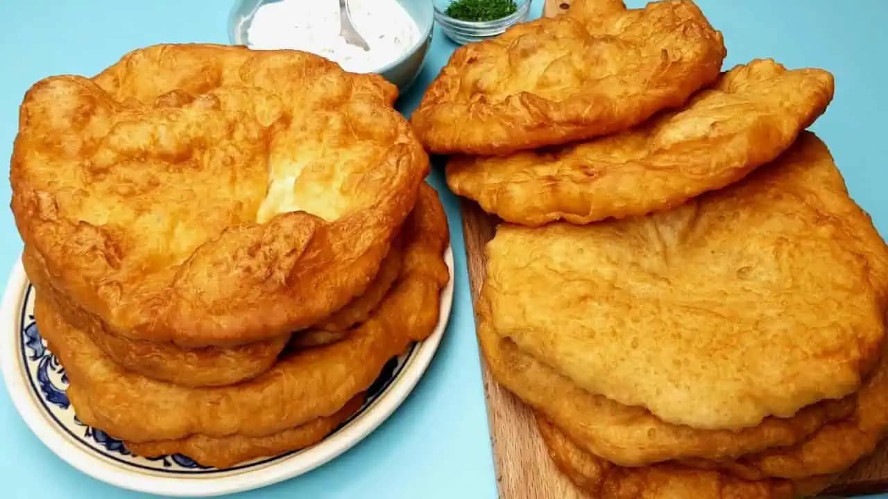 Jednoduché langoše so syrom a kyslou smotanou: Sú nadýchané ako obláčiky a také chutné!