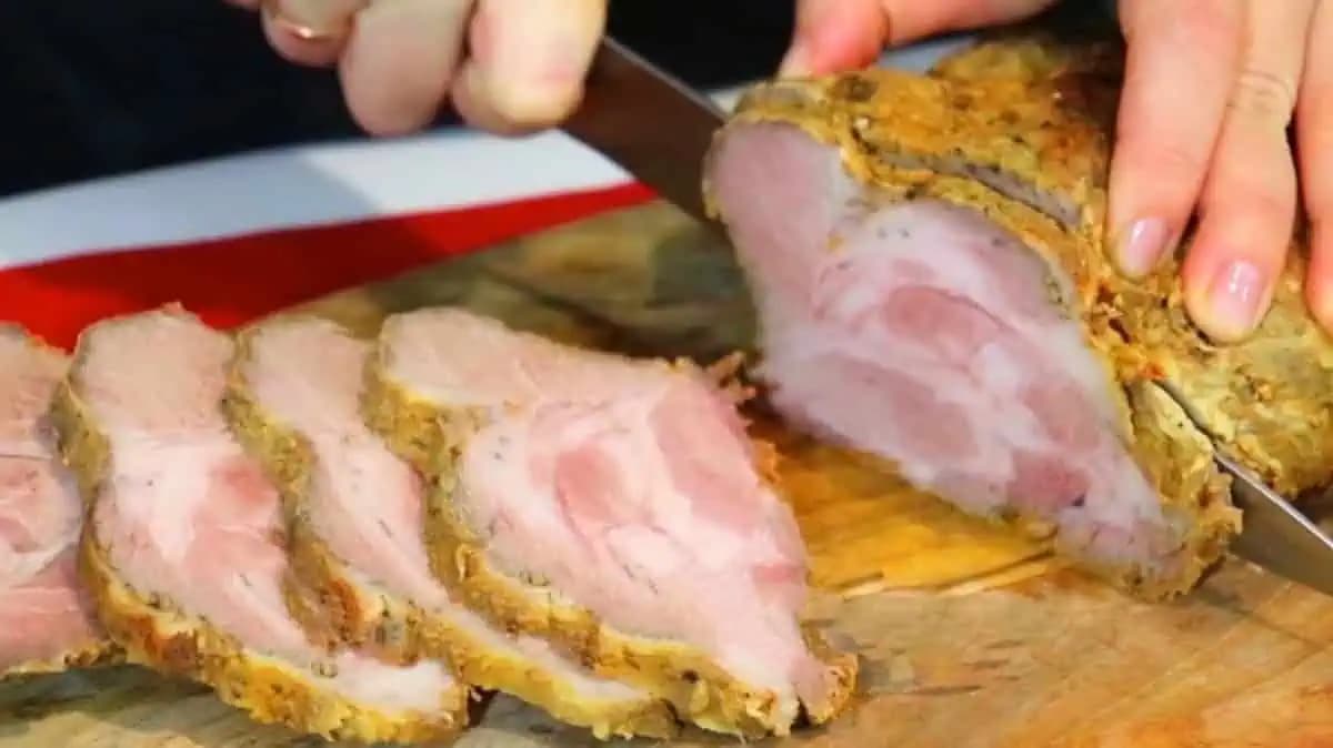 Kúpila som bravčovú krkovičku vcelku, zabalila do alobalu a dala piecť: Najchutnejšie mäsko pod slnkom – podávajte teplé aj na studeno!