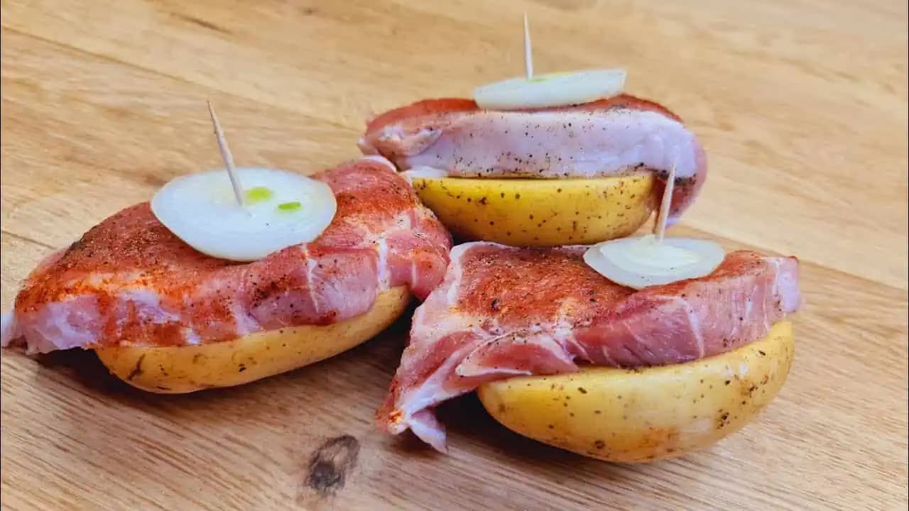 Najjednoduchší a najrýchlejší recept na ZEMIAKY S MÄSOM: Stačí zabaliť do alobalu, dať do rúry a máte fantastický obed!