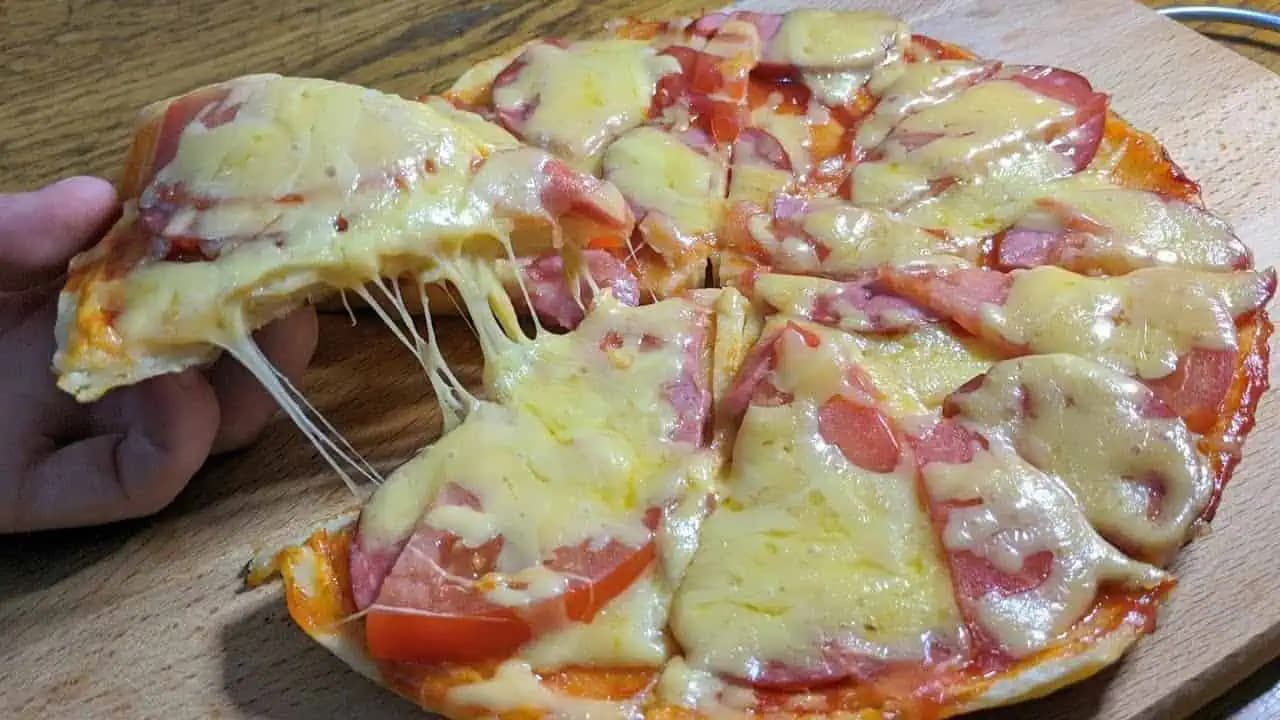 Pizza na panvici 10 minút – iba 6 lyžíc múky a kyslej smotany: Vychválila ju celá rodina!