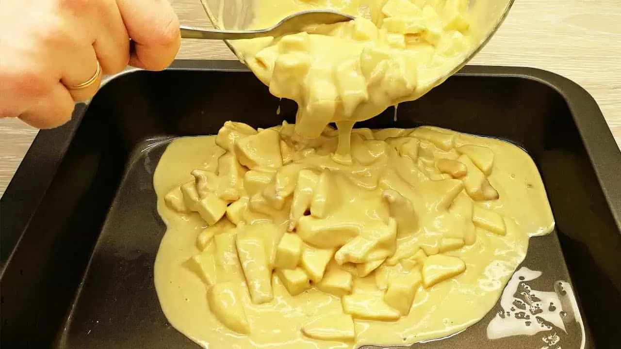 Všetci hľadajú tento recept: Jablkový koláč, ktorý sa topí v ústach – všetko stačí len ZAMIEŠAŤ!