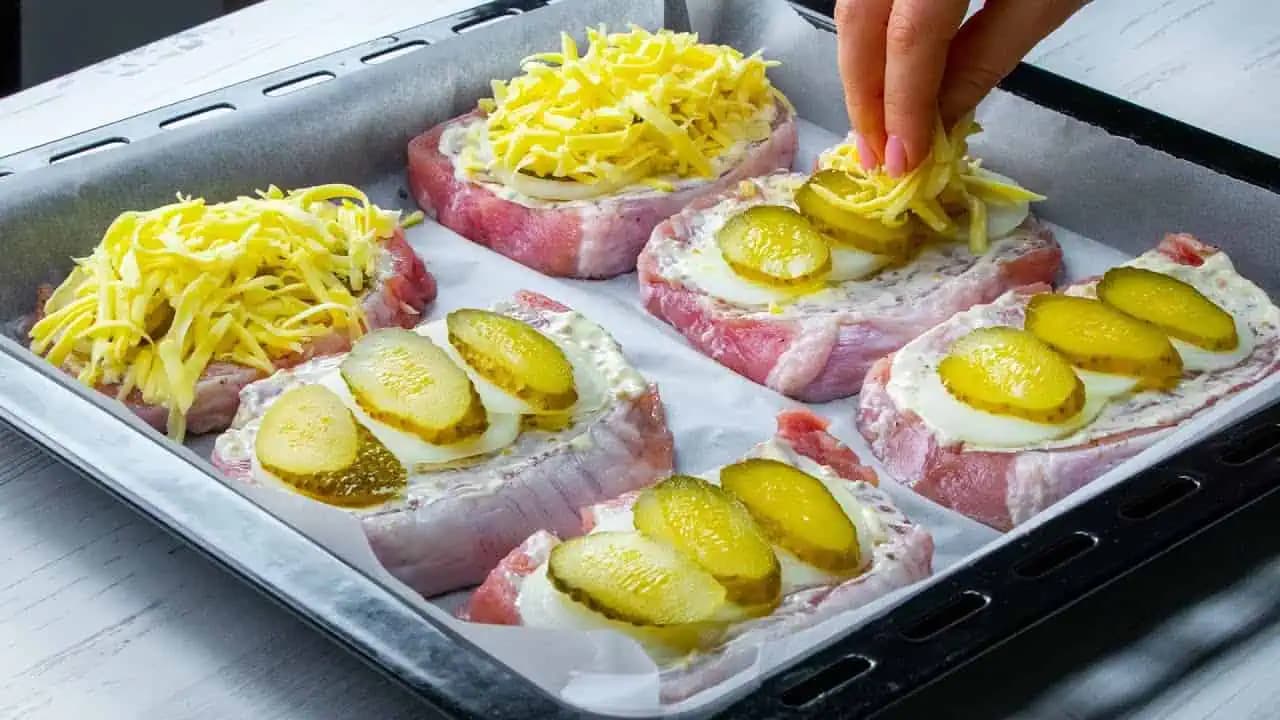 Obložené bravčové kotlety pečené v rúre: Fantastické jedlo, ktoré sa hodí na bežný deň, aj na slávnostný stôl!