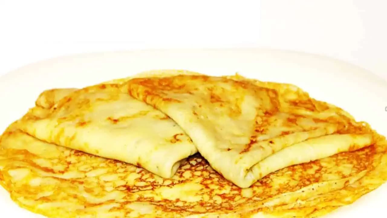 ŽIADNE vajcia a mlieko: Recept na palacinky z MINERÁLKY je veľmi jednoduchý – jemné, tenučké a zaručene sa nepripália!