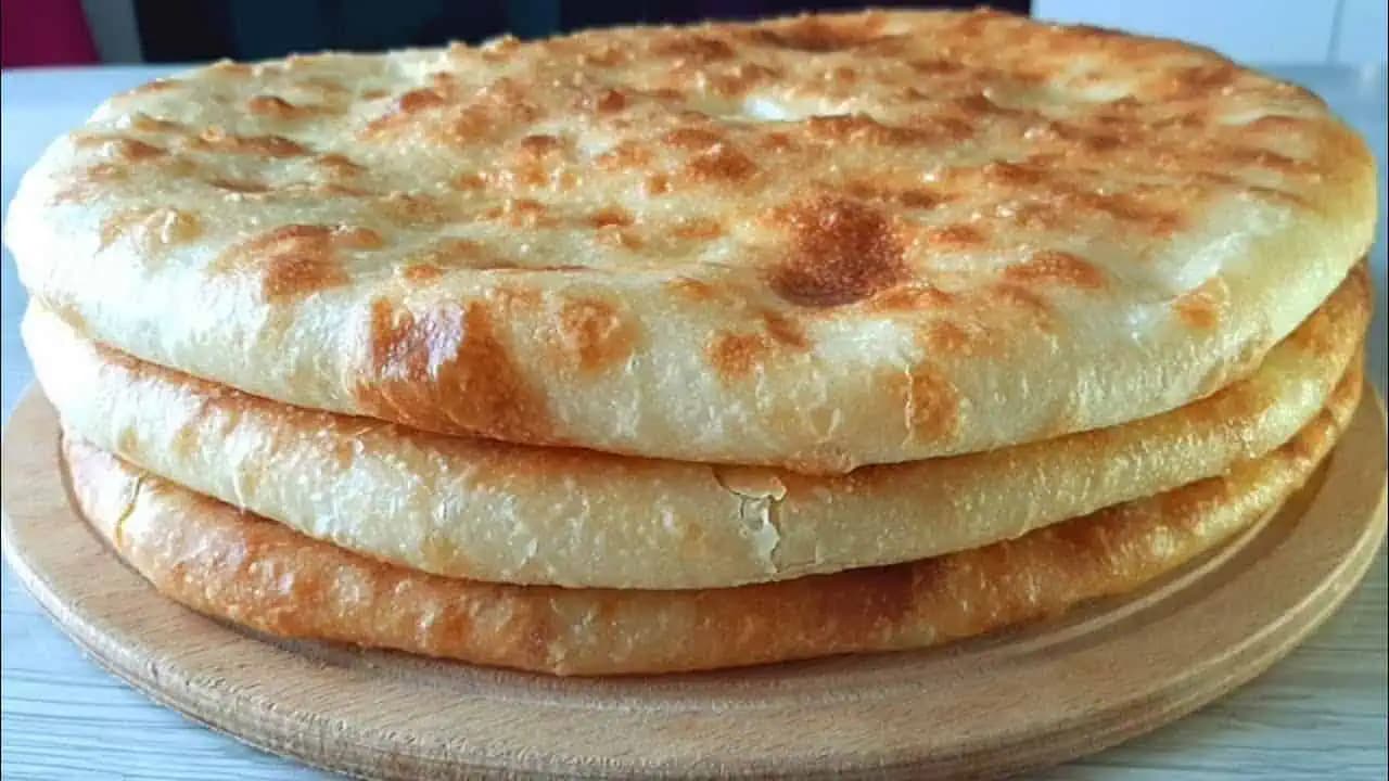 Lahodné chlebové placky so zemiakovo-syrovou plnkou: Lacné jedlo, jednoduchý postup a pritom taká dobrota!