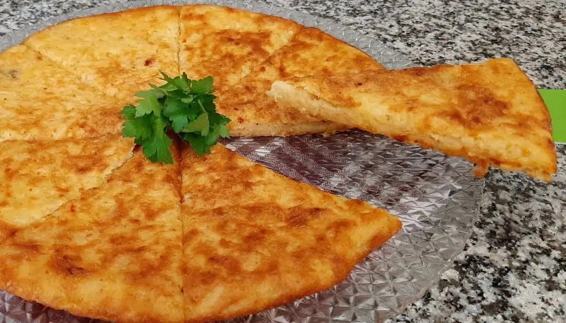 3 zemiaky, 2 vajcia a 1 lyžička prášku do pečiva: TURECKÁ zemiaková pochúťka z panvice, lepšia ako klasické placky a hneď hotová!