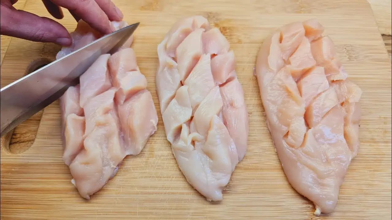 Úžasný rýchly recept na kuracie prsia so zemiakovou prílohou z jednej misy: Žiadna babračka, len pár minút a obed sa už pečie!