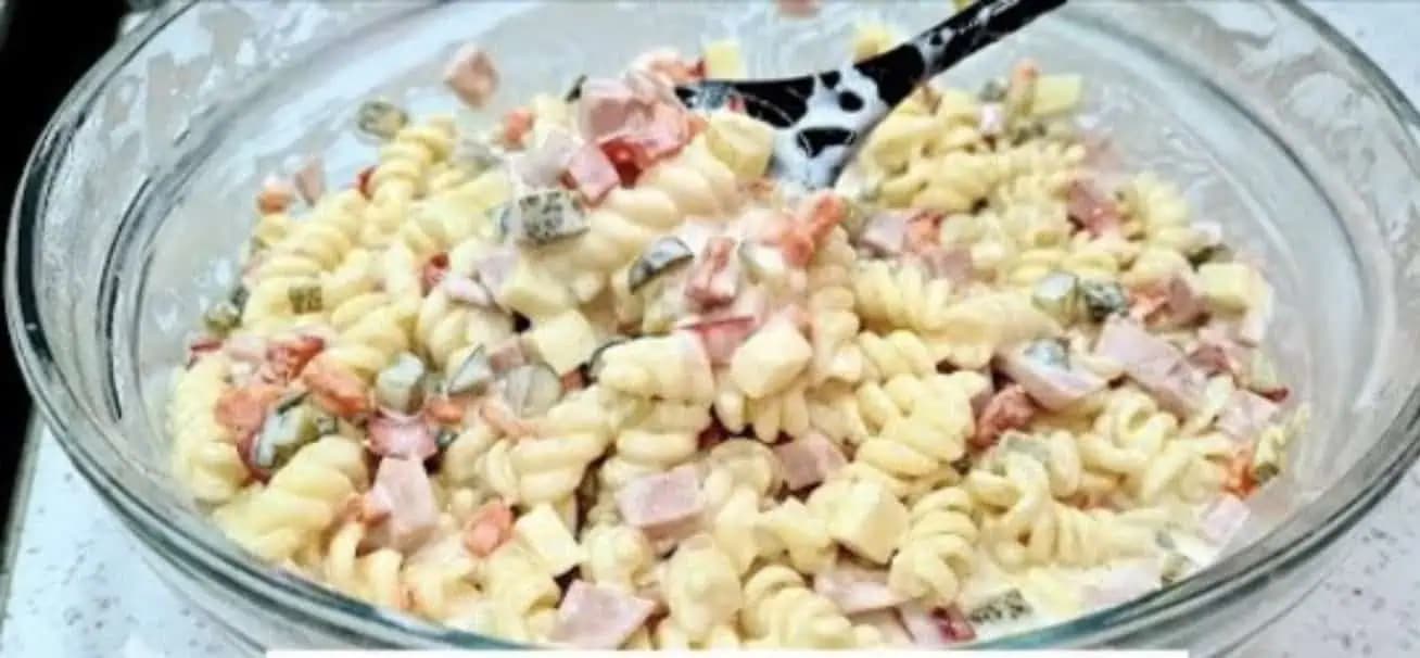 Sýty cestovinový šalát s jogurtom za 15 minút: Ideálna diétna večera – taký výborný, že ho robím na obed aj na večeru!