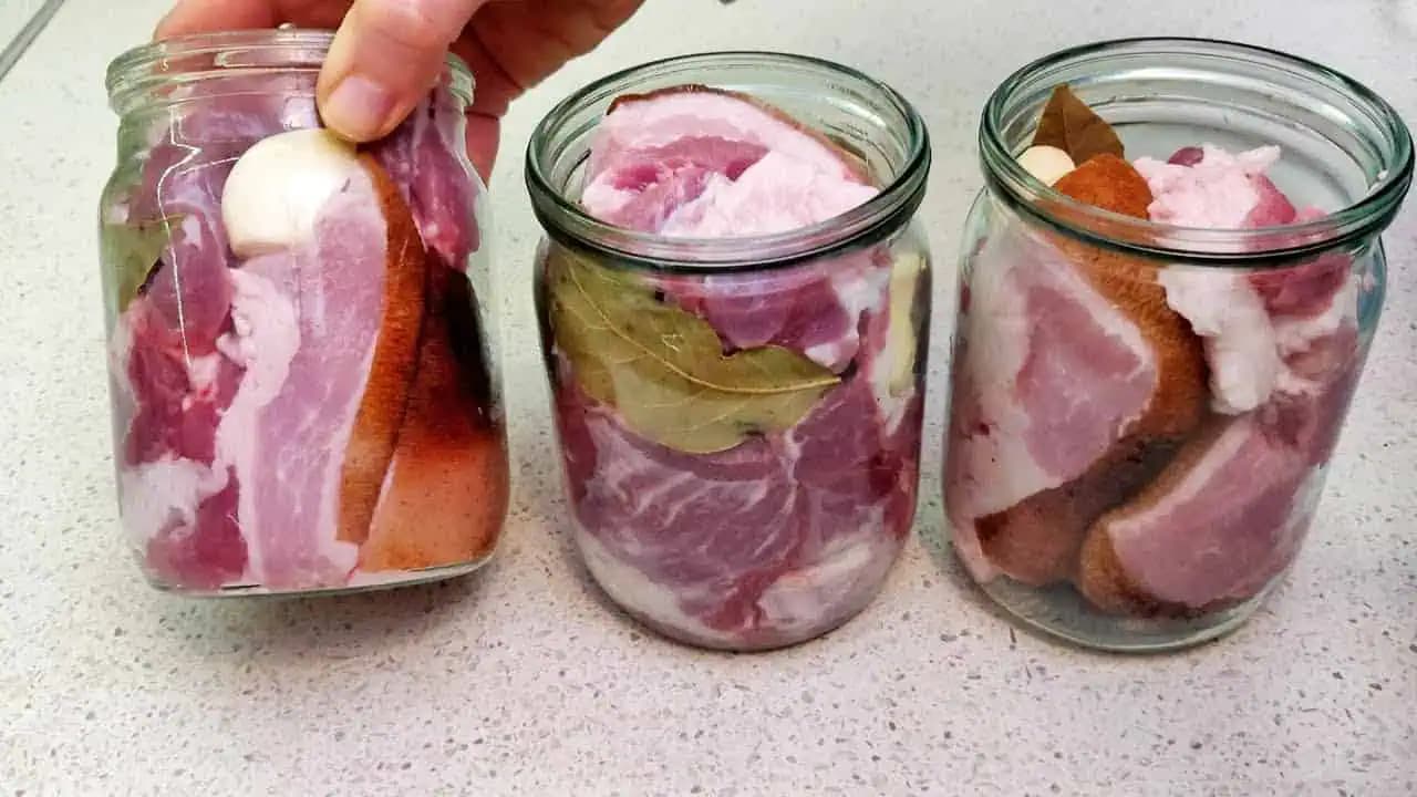 Chutný nakladaný bravčový bôčik: Výborná mäsová pochúťka z pohára, ktorá vydrží aj bez mrazničky!